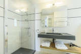 847768_9-_hotel_la_desirade_-_nouvelle_salle_de_bain_reduite