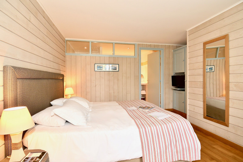 847764_5-_hotel_la_desirade_-_chambre_coup_de_coeur_reduite