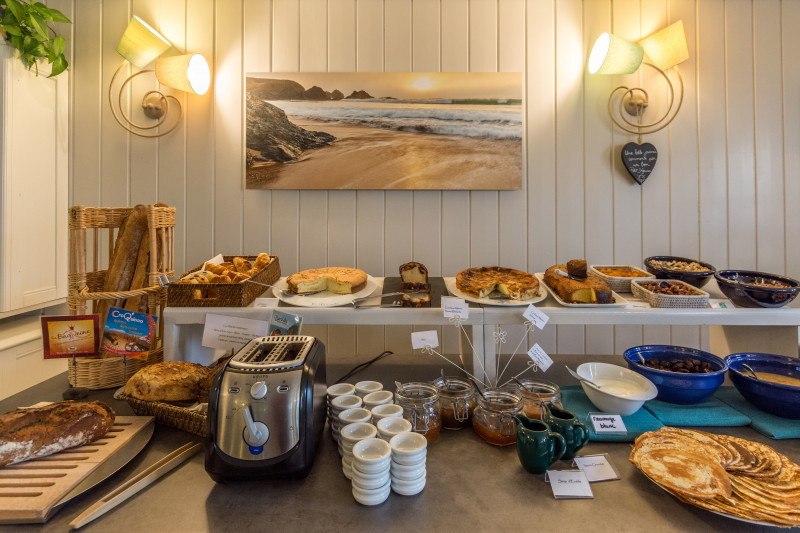 847765_6-_hotel_la_desirade_-_petit_dejeuner_reduite