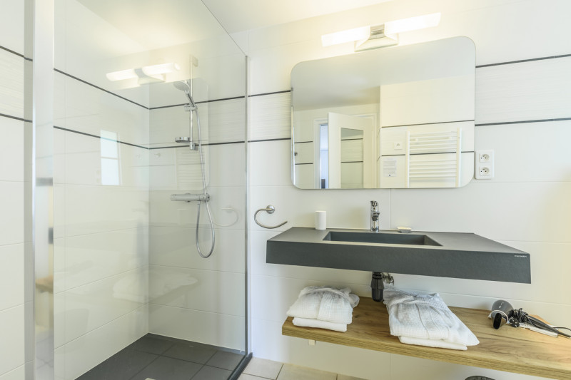 847768_9-_hotel_la_desirade_-_nouvelle_salle_de_bain_reduite