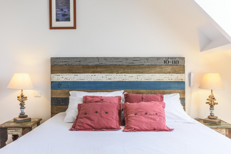 847770_11-_hotel_la_desirade_-_chambre_double_tete_de_lit