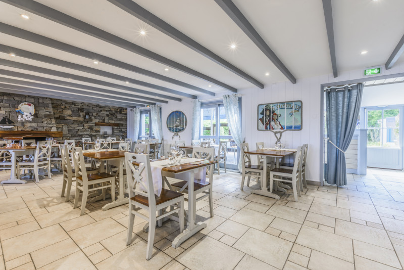 847772_13-_hotel_restaurant_la_desirade_-_salle_de_restaurant_reduite