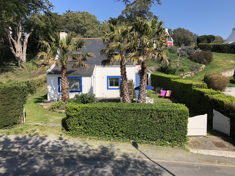 727042_crouillebois-2022-hebergements_belle-ile-sauzon-meuble-vue_ensemble_maison_et_jardin