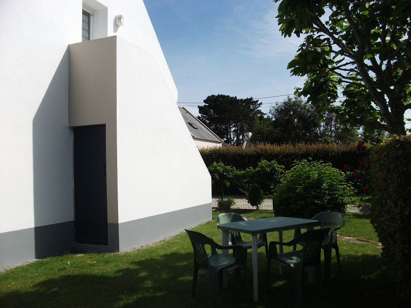 831935_2025_-_studio_-treguier_chantal_-_location_meublee_-_bangor_-_entree_studio_et_jardin