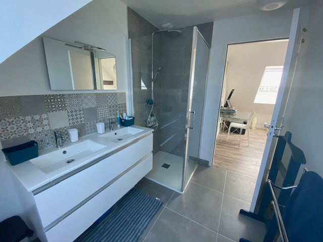 832668_2025-location_meublee-louvet_-_maison_mac_cat-maison-le_palais_-_salle_de_bain_1