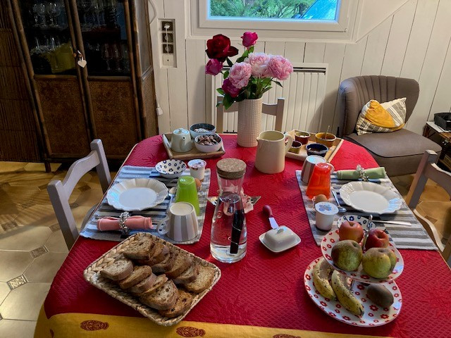 833725_2025_-__a_lombre_dun_catalpa_-_chambre_dhote_-_le_palais_-_petit_dejeuner