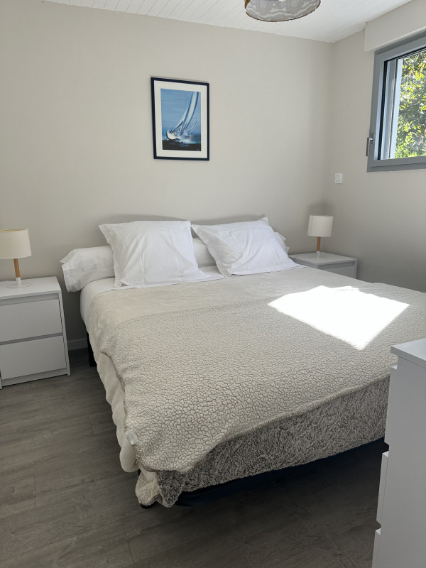 836003_2025_-_location_meublee_-_brossier_-_la_lande_aux_fees_-maison_-_bangor_-_chambre